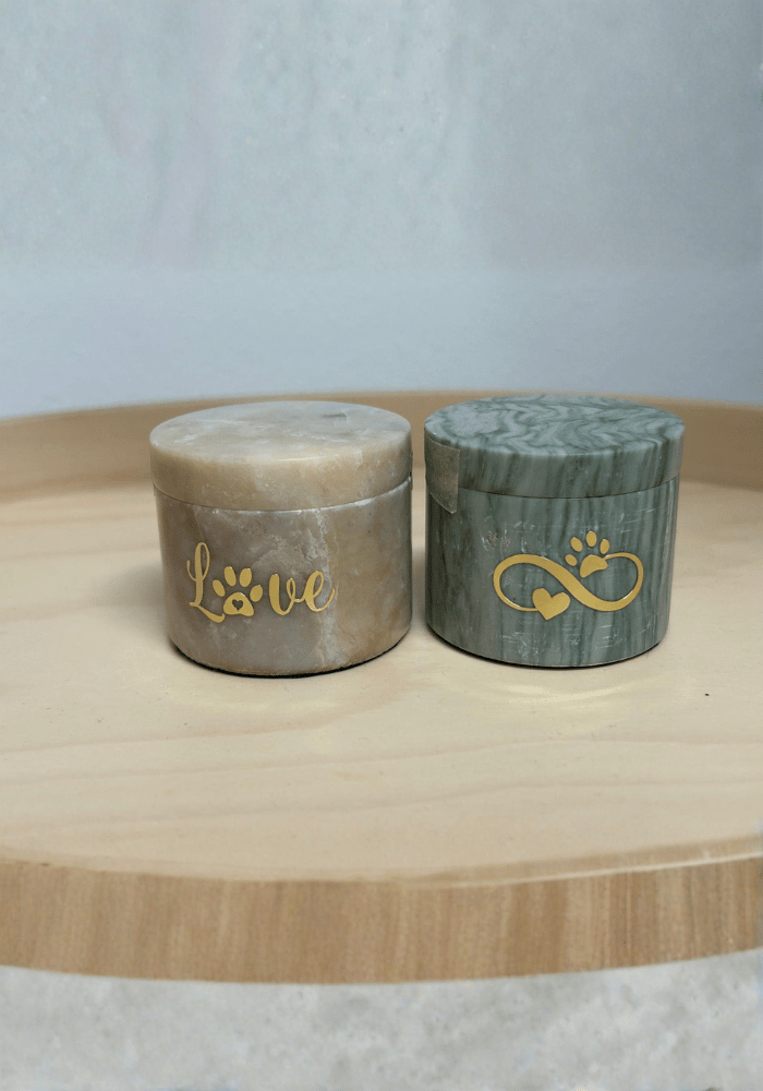 Beispielurne der Tierbestattung Fell und Flügel.