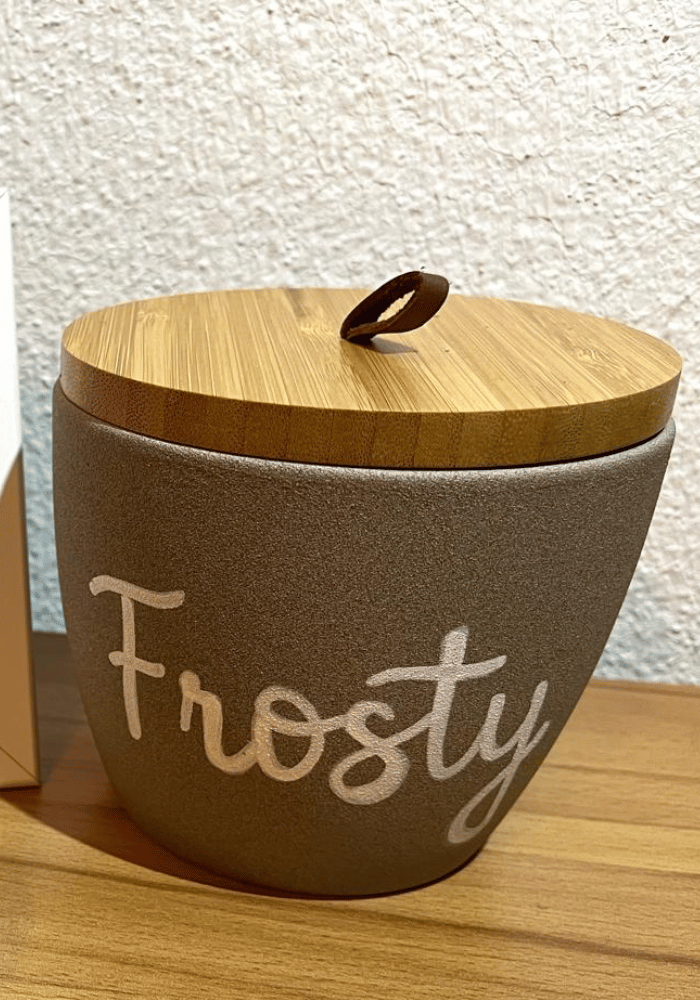 Urne_Frosty_Tierbestattung_FellFlügel Urne mit Schriftzug "Frosty"
